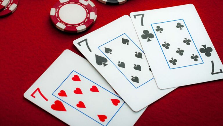 Au poker, quelle combinaison est la plus forte entre une suite et un brelan